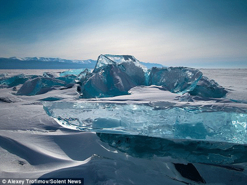 H&agrave;ng trăm vi&ecirc;n đ&aacute; qu&yacute; nổi tr&ecirc;n hồ Baikal